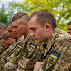 Студенти з документами в руках