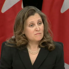 Українські військові бійці роздивляються обстріл