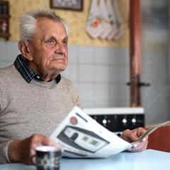 Людина перевіряє розмір виплати