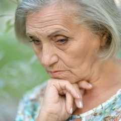 Старенька українка за роботою