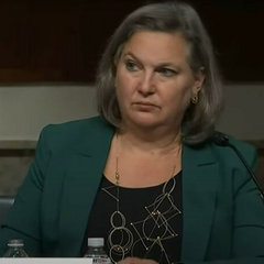 Зображення Путіна за столом переговорів