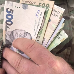 Пенсіонер з документами у руках