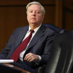 Документ в руках чиновника в Конгрессе