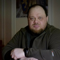 Підлітковий клас грає в мобільну гру