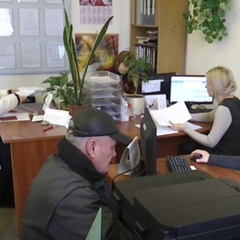 Пенсіонер з грошима в руках