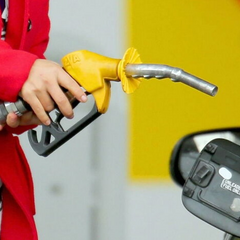 Мотор з бензином А-95 та А-98