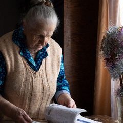 Зображення жінки на фоні кошеняти та грошових купюр