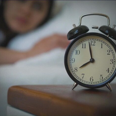 Зображення годинників на фоні літнього пейзажу