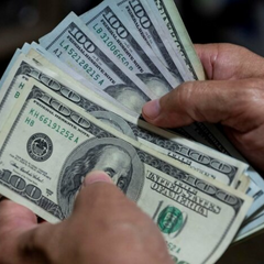 Долар дорожчає: банкноти з доларами