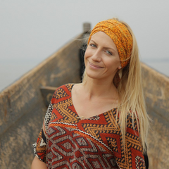 Леся Нікітюк з біженцями та їхніми дітьми