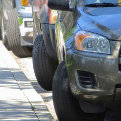 Автомобиль с поднятыми колесами