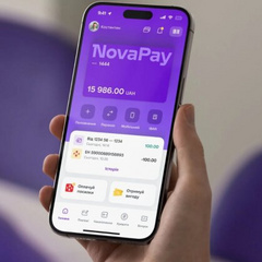 Логотип NovaPay та гроші на тлі