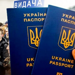 Украинец заполняет анкету для паспорта