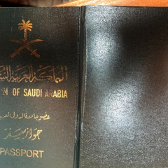 Чоловік з екзотичним паспортом на мотоциклі