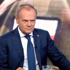 Туск заявив про депортацію біженців та українців