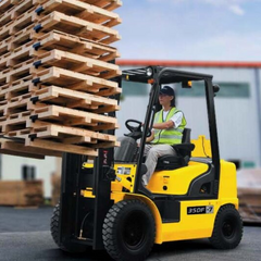 Жінка в логістичній компанії робить інвентаризацію