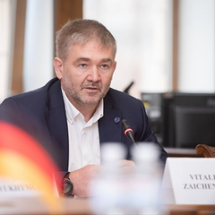 Мужчина в свитере в доме