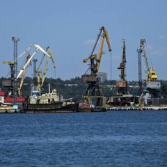 Запечатлення загружених зерном суден у порту Маріуполя