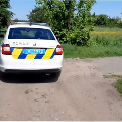 Автомобіль на дорозі з поліцейським