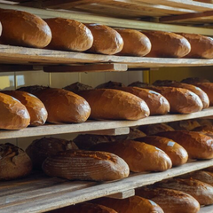 Пакет хліба на фоні грошей