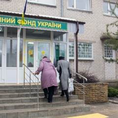 Иллюстрация: группа людей с грустными лицами