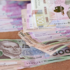 Група сантехніків та плиточників заробляють гроші