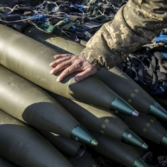 Постачання боєприпасів в Україну