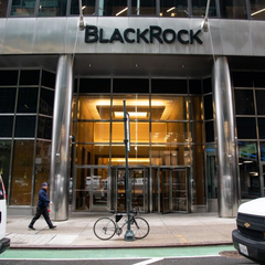 Логотип BlackRock на темном фоне