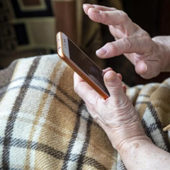 Пенсіонер оформляє документ у дію