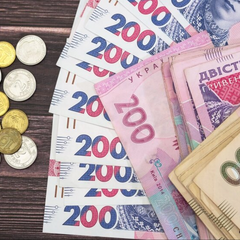 Поділ пенсійних надбавок: чому одні отримують, а інші чекають