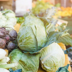 Украинцы покупают овощи на рынке