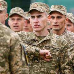 Українська жінка з підписаним документом