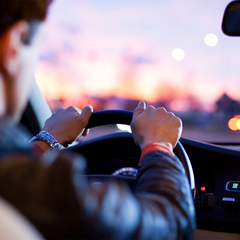 Молода інвалідна дівчина показує водійські права