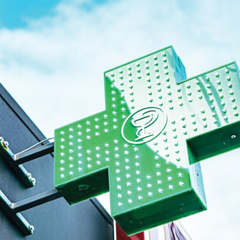 Зображення аптеки на фоні села