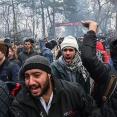 Дитина плаче через сигаретний дим