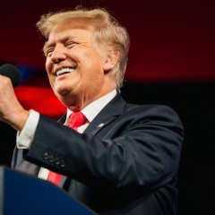 Дональд Трамп просматривает страницу TRUTH Social