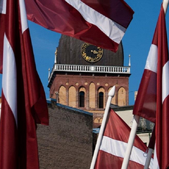 Прапор Латвії та Росії на кордоні