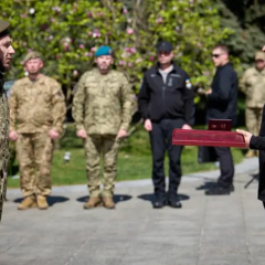 Зеленський нагороджує піхотинців та присвоює звання Героїв