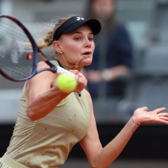 Ukrainian tennis player Yastremska with trophy