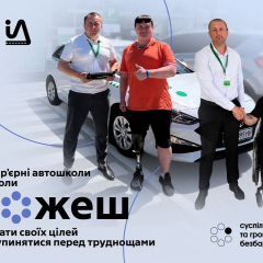 Поранений ветеран та юнак на кріслі колісному складають іспит