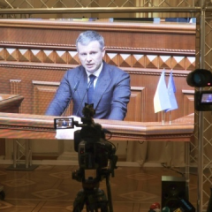 В Украине продолжают вовремя выплачивать соцпособия и зарплаты военных, но инвестиционные расходы заморожены