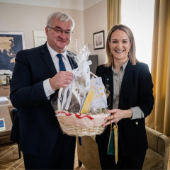Кошики з великодніми символами для партнерів