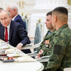 Портрет Путина на фоне флагов