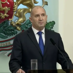 Президент Болгарии подает в отставку