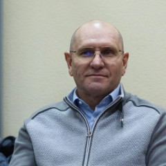 На автомобиле и фирме родственника