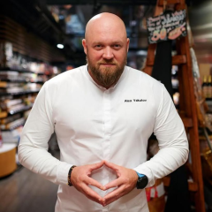 Сын по имени Кирилл: Судья MasterChef Алекс Якутов и его жена Алья стали родителями