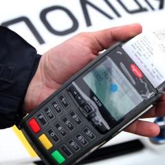 Український автомобільний інспектор фіксує порушення ПДР