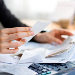 Гроші в руках, на столі