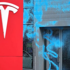 Маск і Трамп на фоні Tesla