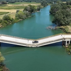 Drivers risk their lives on a collapsed bridge